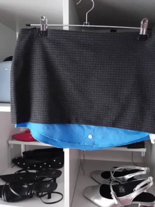 Falda gris y azul favorecedora
