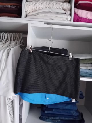 Falda gris y azul favorecedora