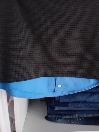 Falda gris y azul favorecedora