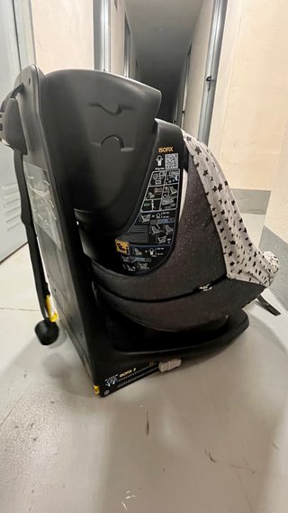 Silla de coche Isofix para bebé reclinable.