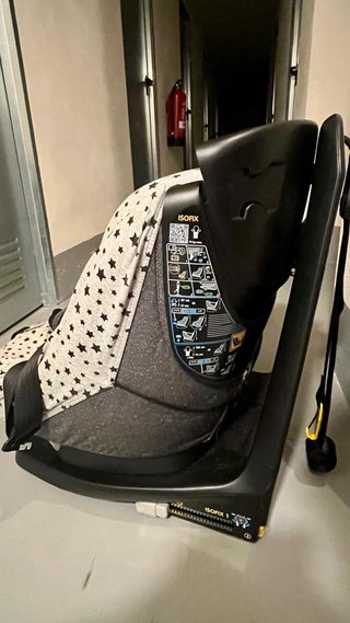 Silla de coche Isofix para bebé reclinable.