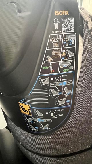 Silla de coche Isofix para bebé reclinable.