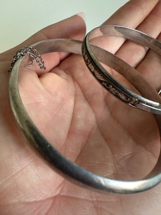 Pulseras plateadas con diseño