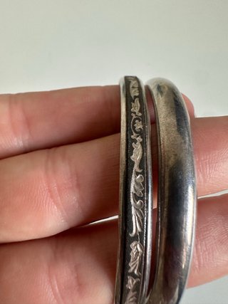 Pulseras plateadas con diseño