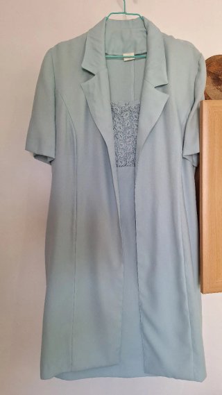 Elegante traje: vestido azul con chaqueta