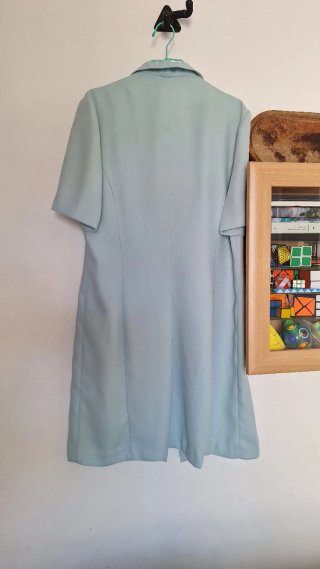 Elegante traje: vestido azul con chaqueta