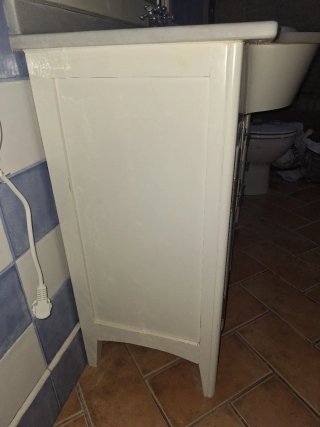Mueble de baño con lavabo y espejo