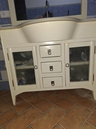 Mueble de baño con lavabo y espejo