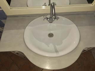 Mueble de baño con lavabo y espejo