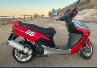 Yiben 125 Scooter Roja y Plata