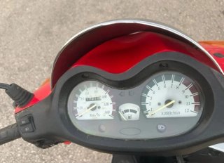 Yiben 125 Scooter Roja y Plata