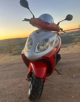 Yiben 125 Scooter Roja y Plata