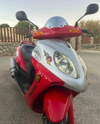 Yiben 125 Scooter Roja y Plata