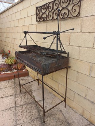 Barbacoa de forja grande con parrilla regulagle