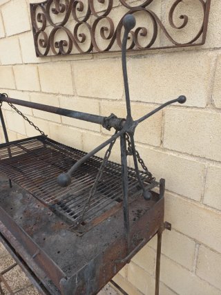 Barbacoa de forja grande con parrilla regulagle