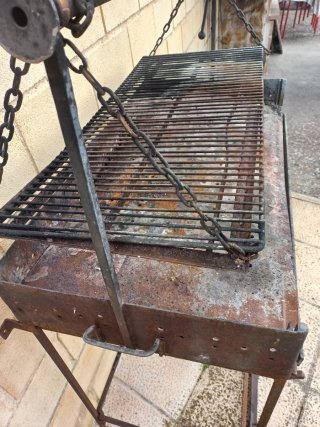 Barbacoa de forja grande con parrilla regulagle