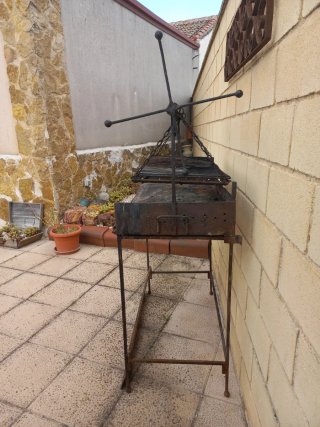 Barbacoa de forja grande con parrilla regulagle