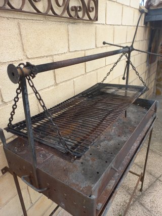 Barbacoa de forja grande con parrilla regulagle