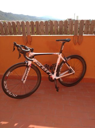 Bicicleta de carretera Scott blanca