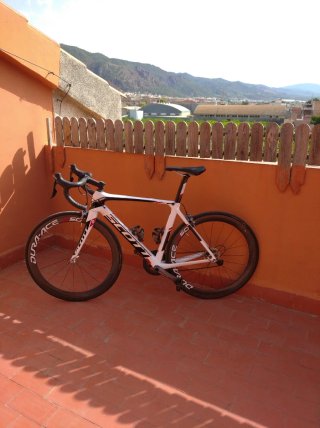 Bicicleta de carretera Scott blanca