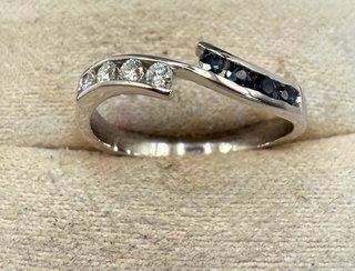 Anillo oro 18 kt con diamantes y zafiros