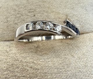 Anillo oro 18 kt con diamantes y zafiros