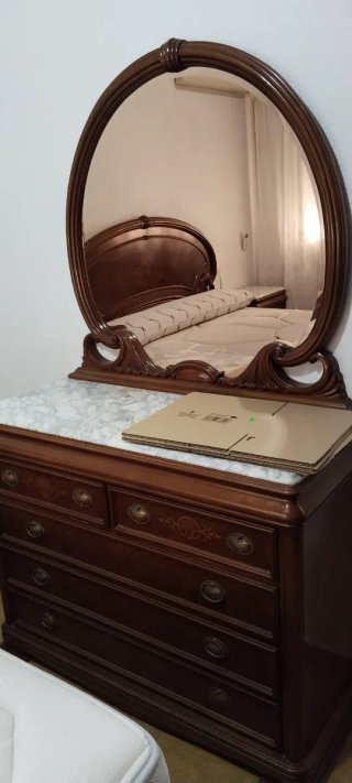 Cómoda de dormitorio con espejo