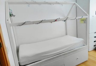 Cama casita Montessori con base de cajones