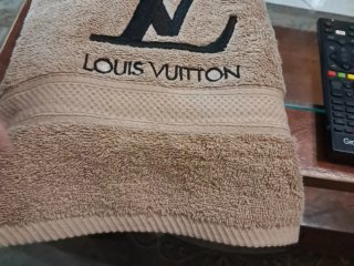 Asciugamani Louis Vuitton ricamati beige