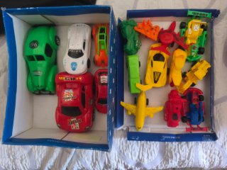 Caja de juguetes: coches, avión y más
