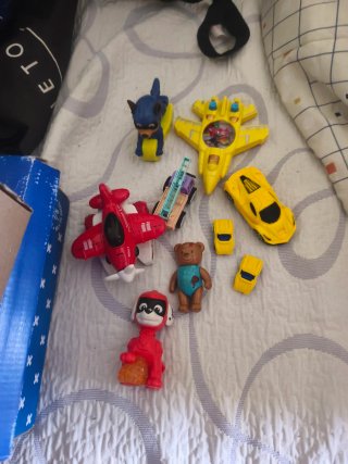 Caja de juguetes: coches, avión y más