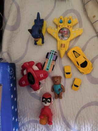 Caja de juguetes: coches, avión y más