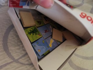 Caja de juguetes: coches, avión y más