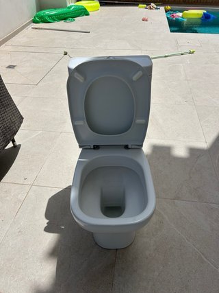 Inodoro de porcelana blanco