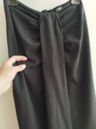 Falda tubo negra drapeada