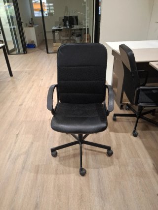 Silla de oficina negra