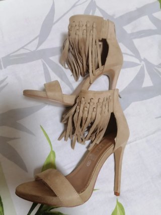 Sandalias tacón alto flecos
