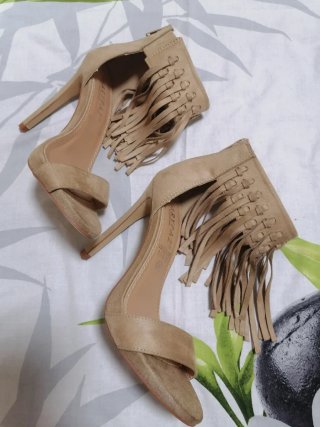 Sandalias tacón alto flecos