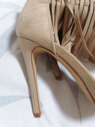 Sandalias tacón alto flecos