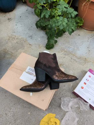Botines marrones efecto piel de cocodrilo