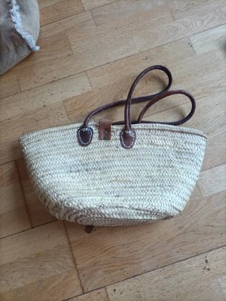 Bolso de paja con asas de cuero