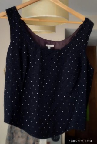 Conjunto de pantalón azul marino con puntos blanco
