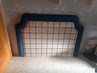 Cabecero de cama beige y azul