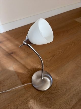 Lámpara de mesa flexible plateada