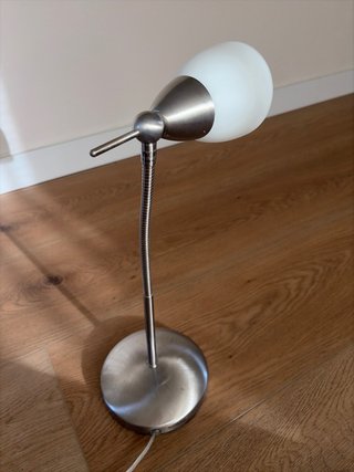 Lámpara de mesa flexible plateada