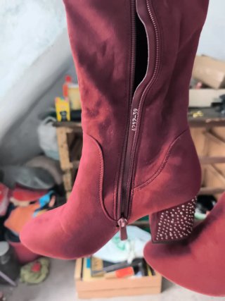 Botas altas rojas con detalles plateados