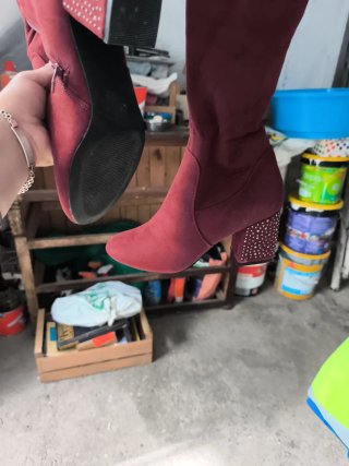 Botas altas rojas con detalles plateados
