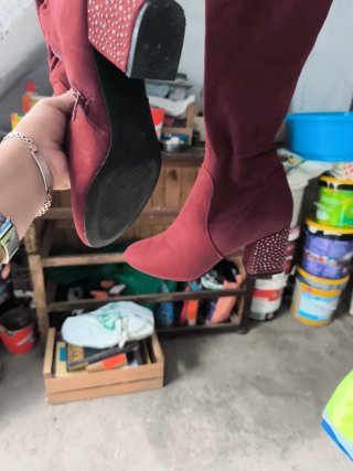 Botas altas rojas con detalles plateados