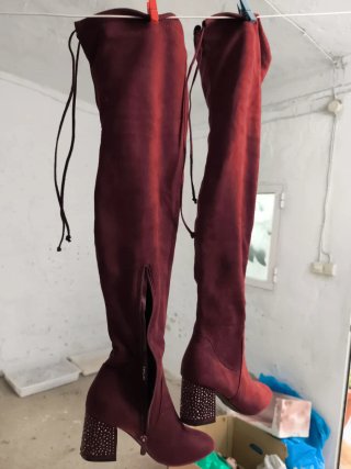 Botas altas rojas con detalles plateados