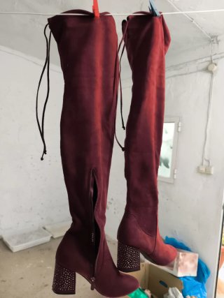 Botas altas rojas con detalles plateados